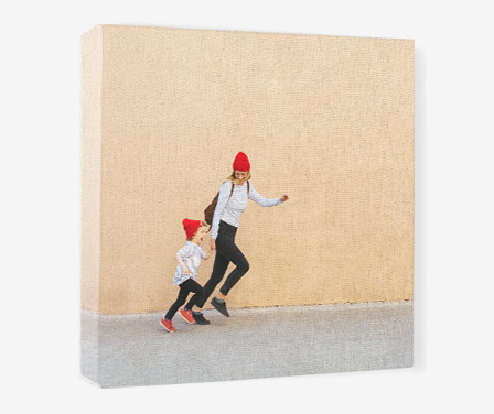 Ejemplo de cuadro decorativo grandes con foto de una madre y una niña.